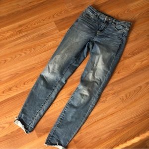 Light/medium wash curvy hi rise AE jegging